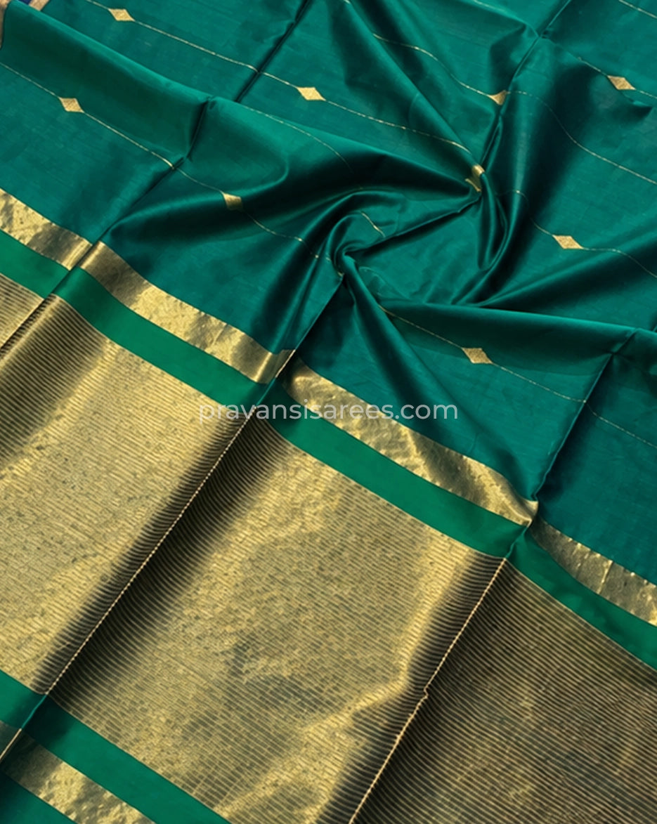 Close-up of Emerald Green Silk by Cotton Maheshwari Buttidar Saree with Blue Border