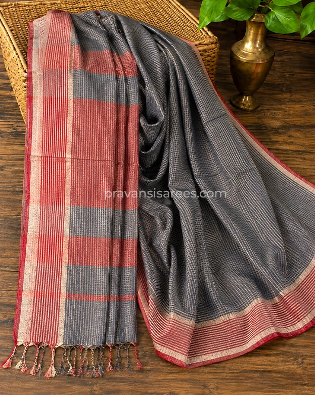 Close-up of Maheshwari Semi Zari Checks Grey Saree