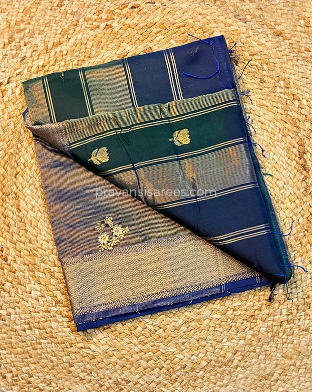 Open view of Pure Maheshwari Lotus Butta Navy Blue Saree