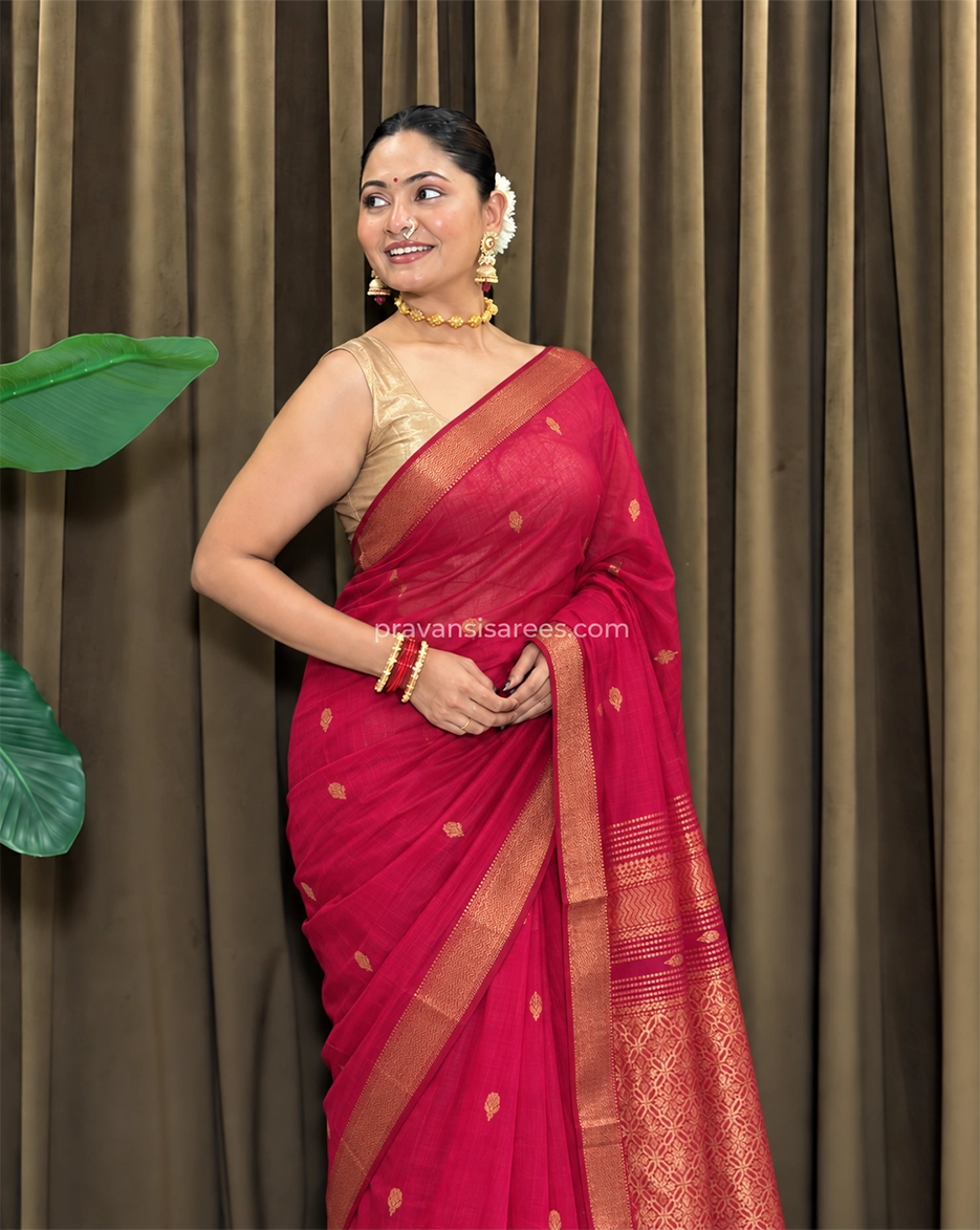 Model wearing the Pure Maheshwari Palledar Rani Pink Saree
