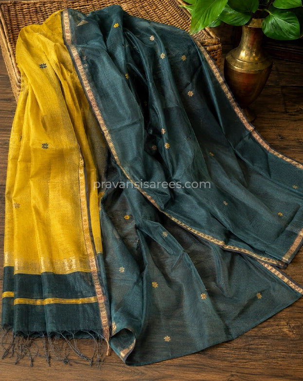 Close-up of Pure Maheshwari Star Butta Dual Tone Green Saree