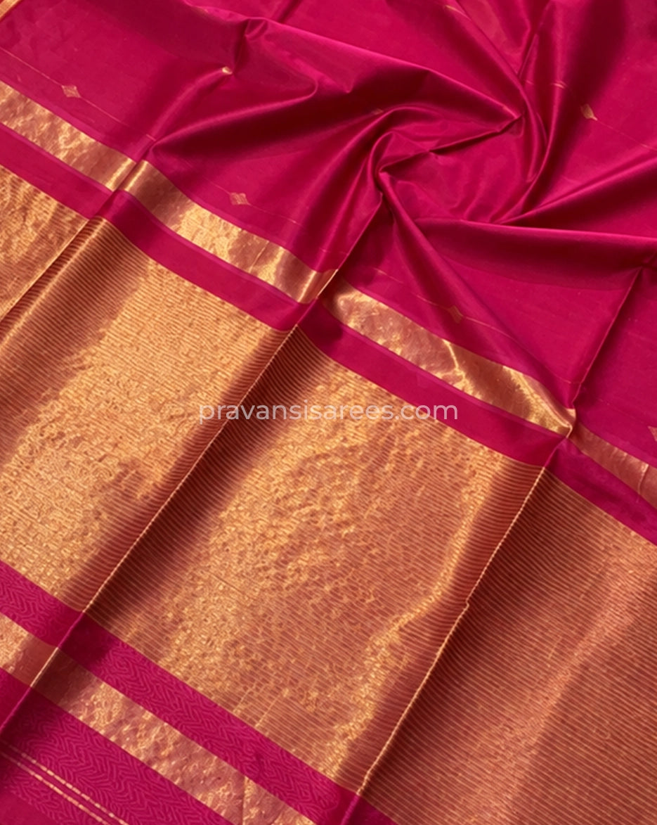 Close-up of Rani Pink Silk by Cotton Maheshwari Buttidar Saree